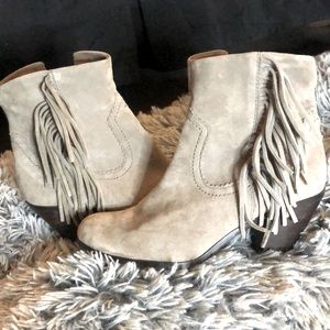 Fringe light gray ankle boots with small heel.